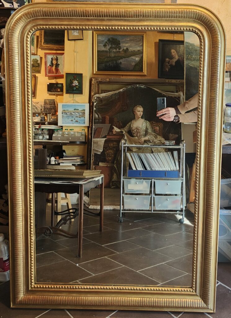 Conseils concernant les miroirs. Dans l'atelier, un exemple de miroir au mercure et son cadre entièrement restauré 